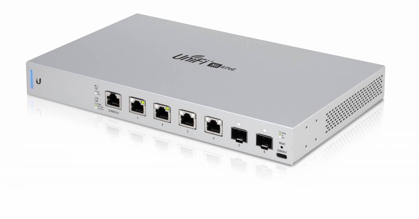 Switch avec 4 ports mGig (2.5, 5 et 10 Gbps) + 2 SFP+ .... et du PoE type 3