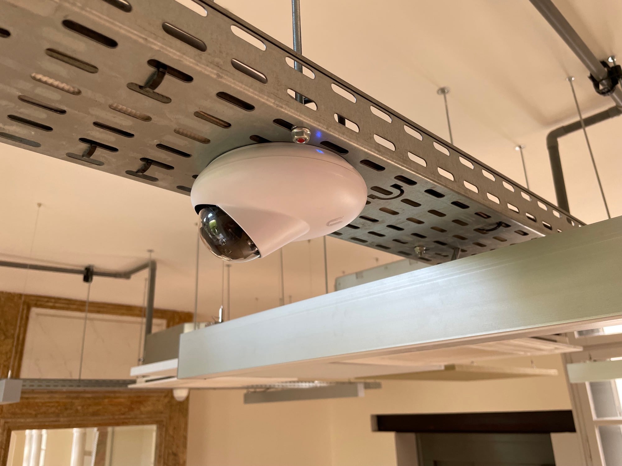 Caméra de surveillance Ubiquiti installée sur un chemin de câble