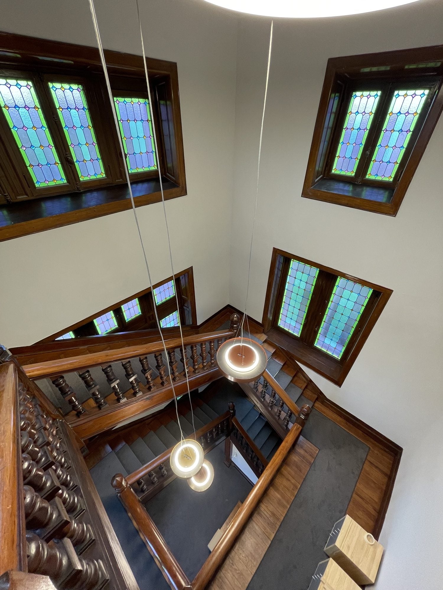 Le superbe escalier en bois de la Villa Maria