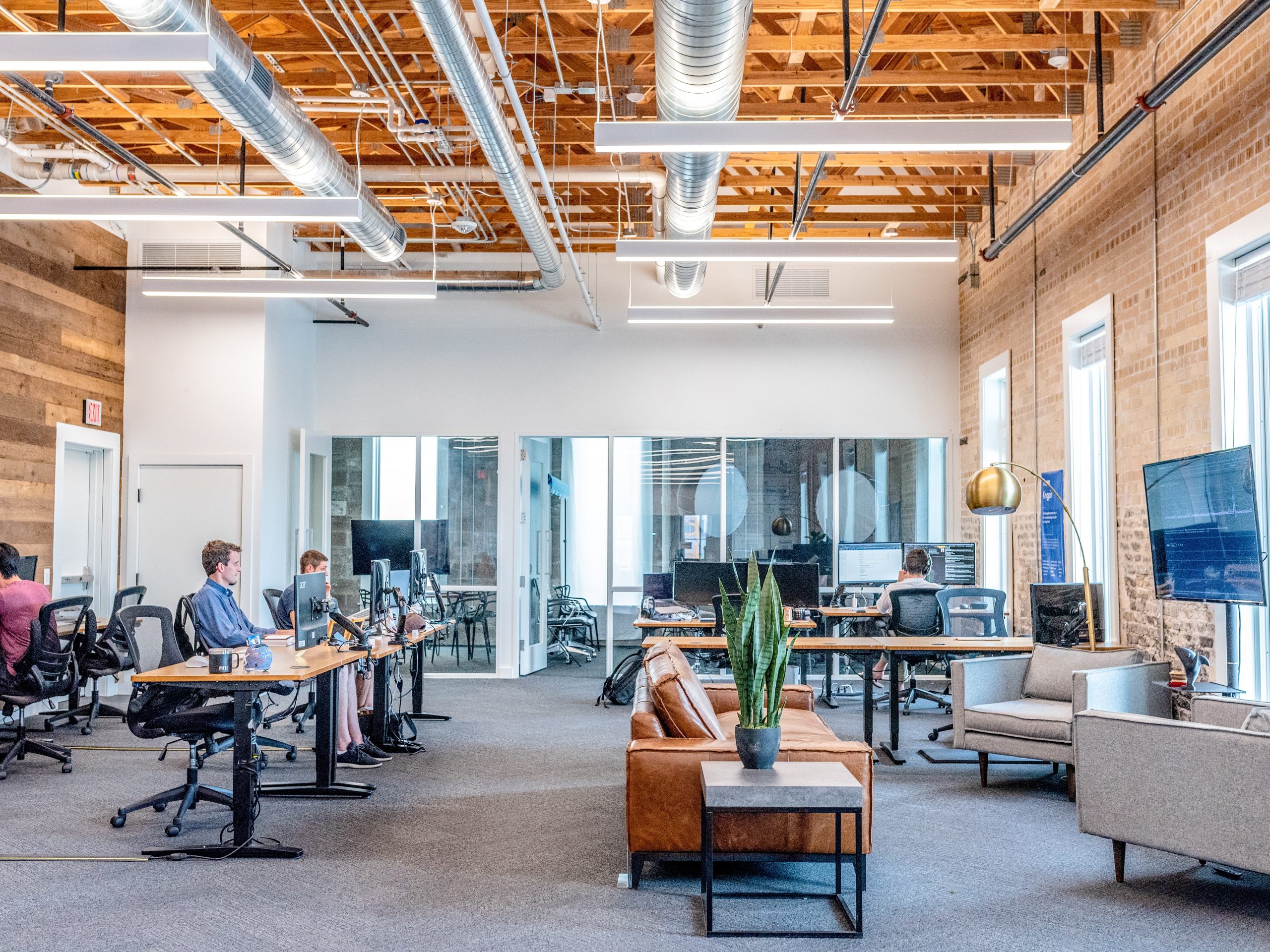 Bureaux de startup avec postes informatiques et réseau professionnel