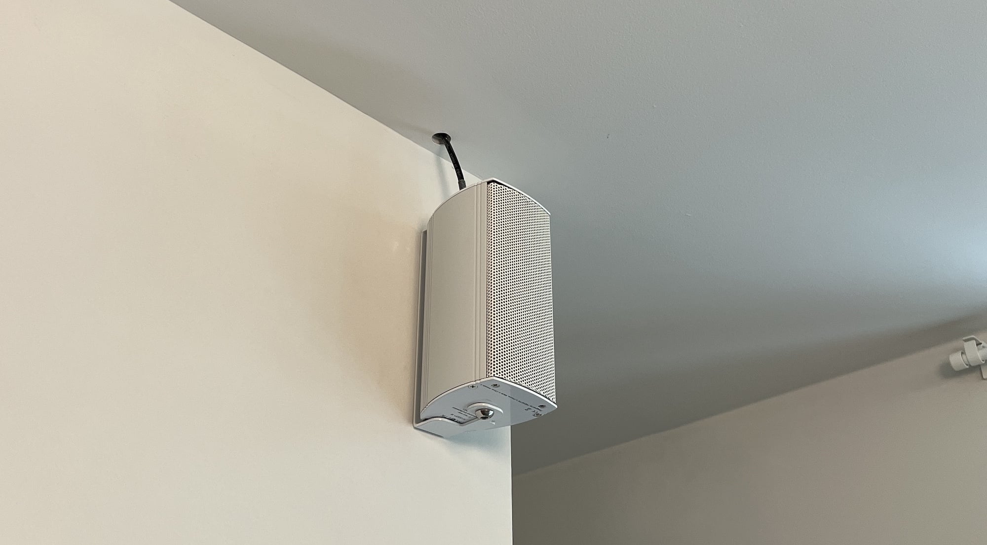 Enceinte Frenetik Spik3, un seul câble réseau pour l'alimentation électrique et le signal sonore.