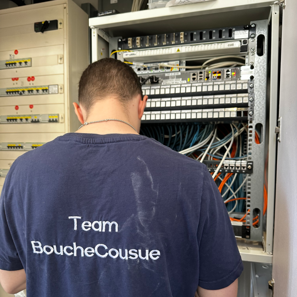 Un technicien de BoucheCousue, intervenant dans une baie informatique