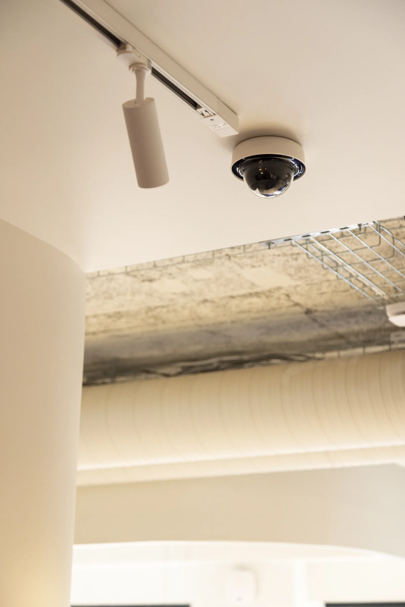 Caméra et éclairage intégrés au plafond des bureaux BoucheCousue