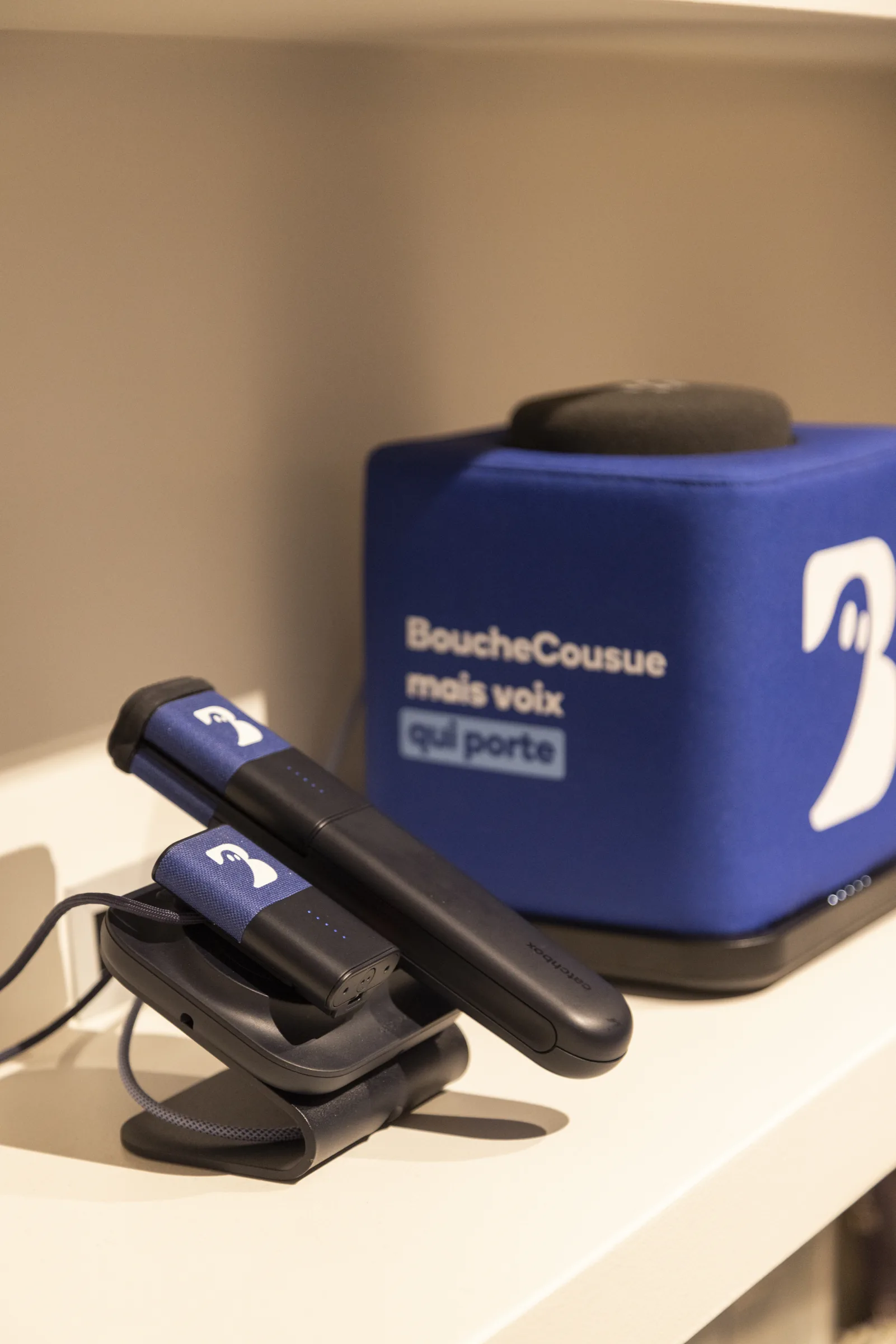 Micro Catchbox personnalisé BoucheCousue sur son support de charge