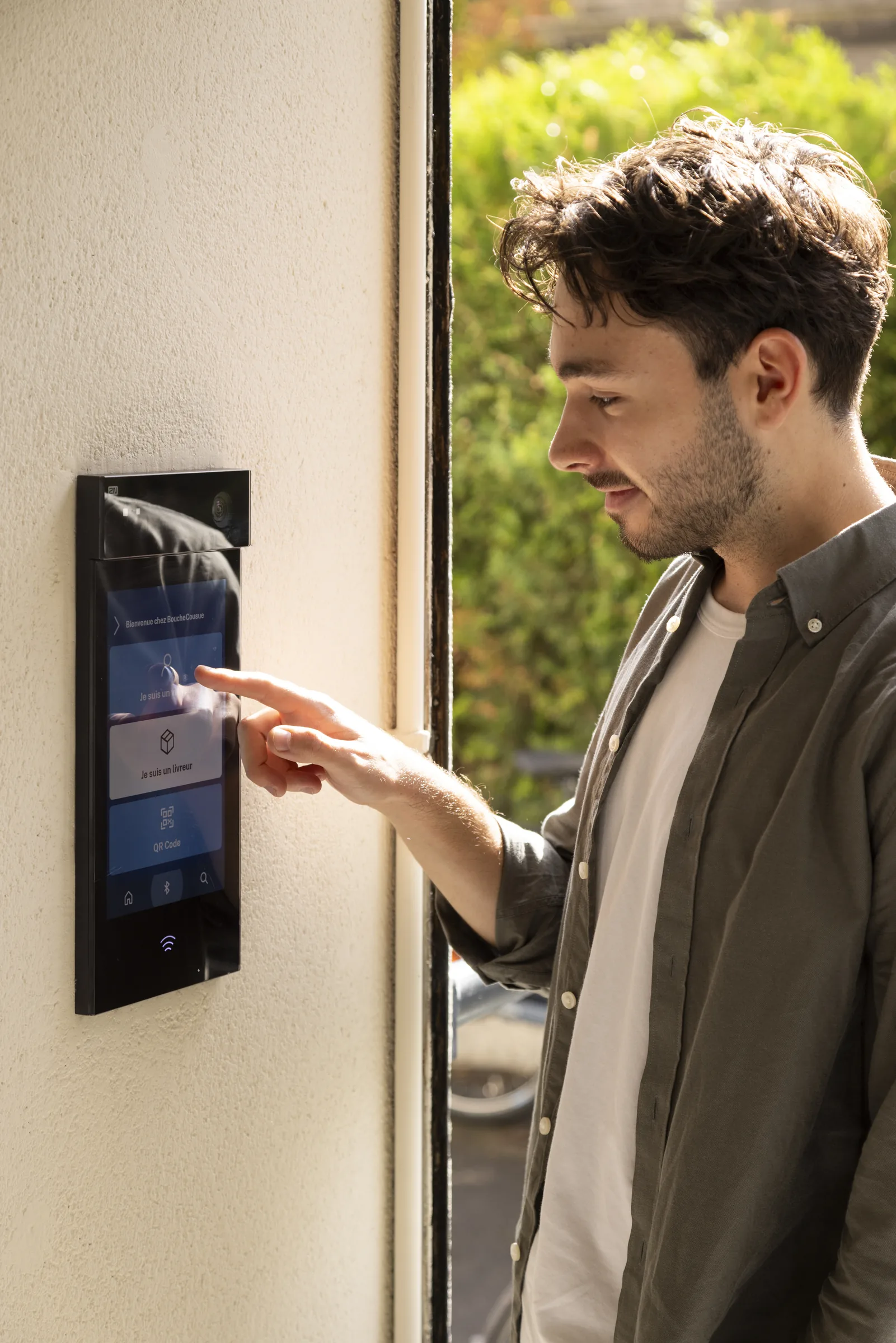 Interface d'accueil visiteur sur un interphone 2N installé aux bureaux BoucheCousue