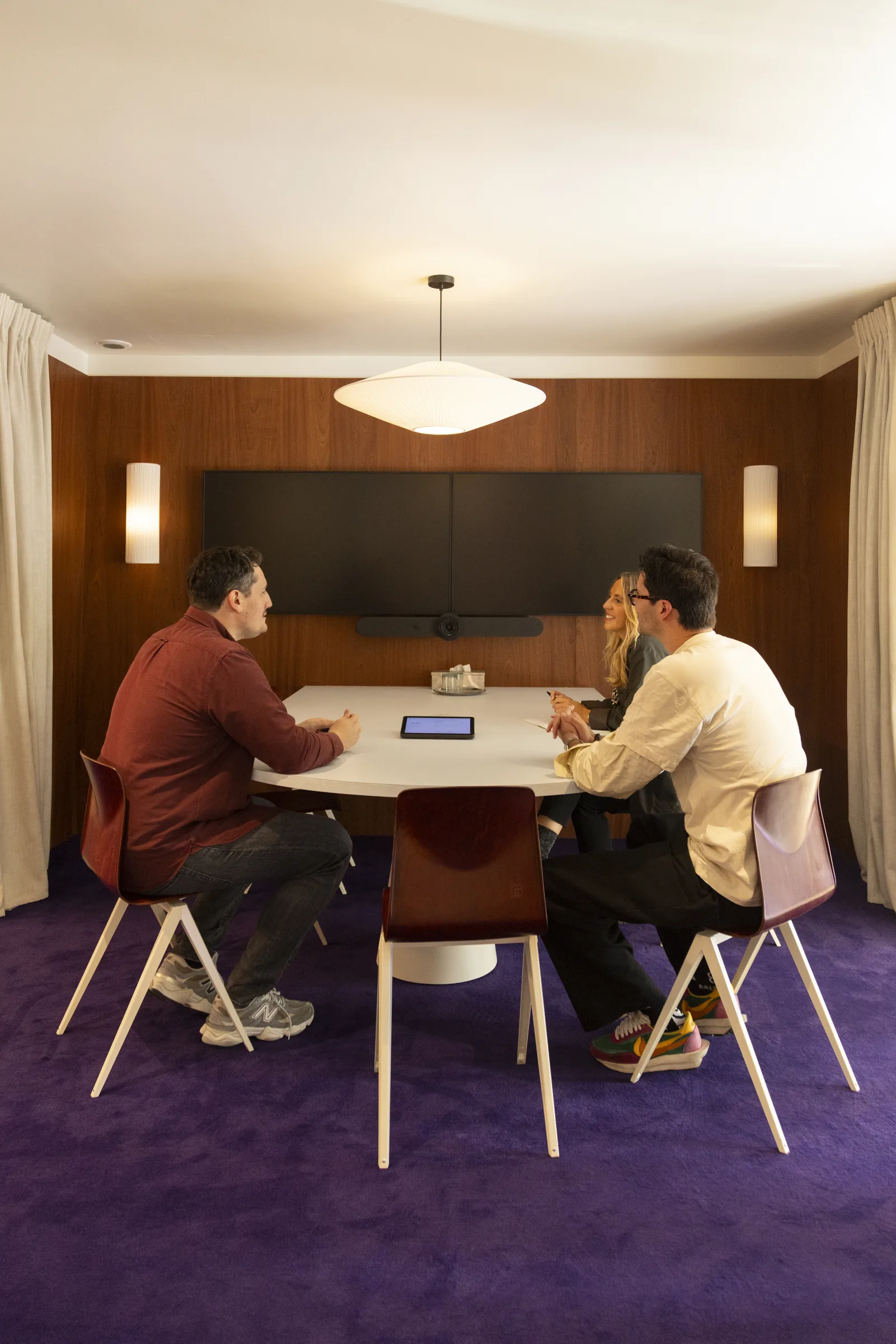 Salle de réunion BoucheCousue équipée pour les échanges et la visioconférence