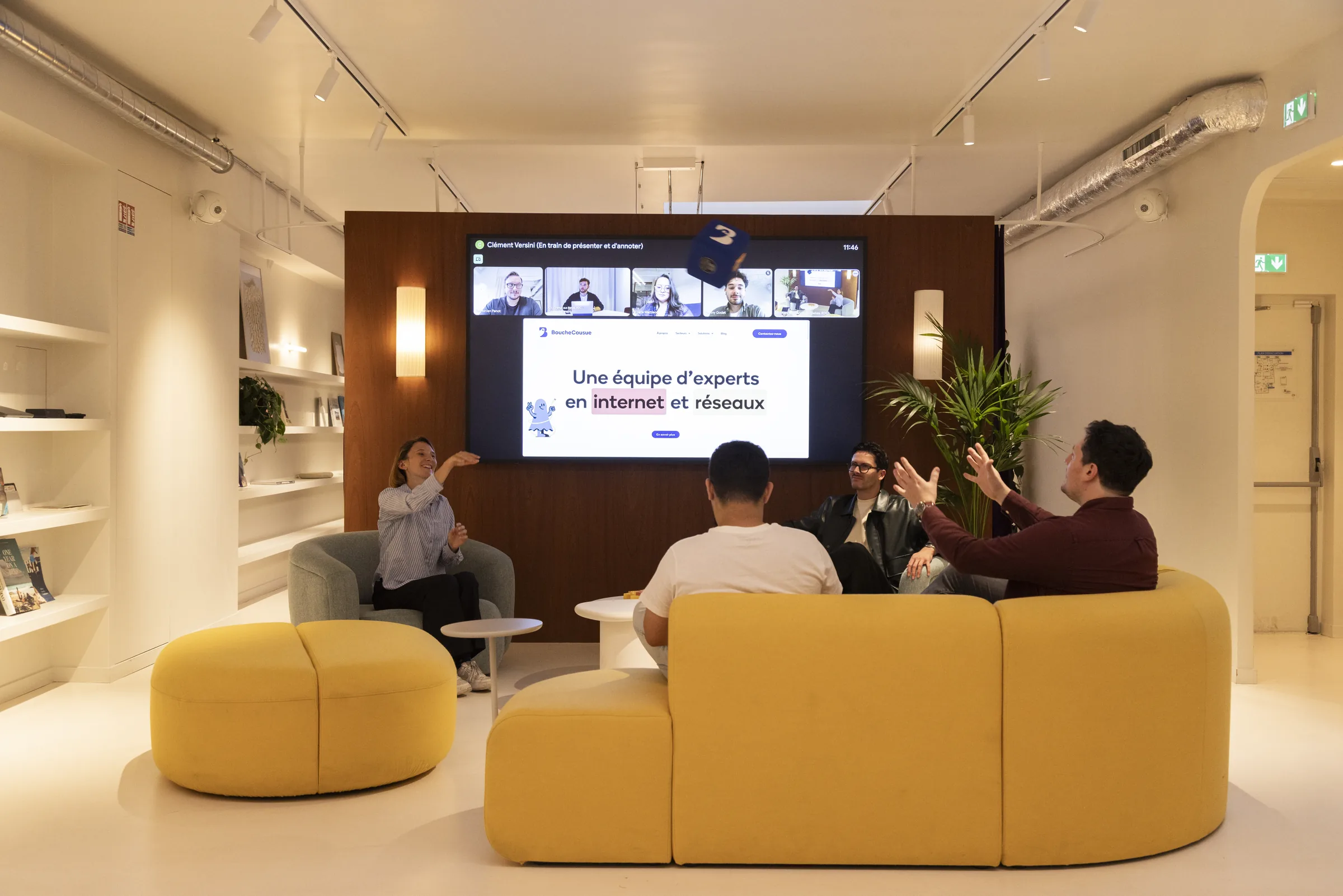 Espace showroom BoucheCousue avec salon de présentation et écran collaboratif