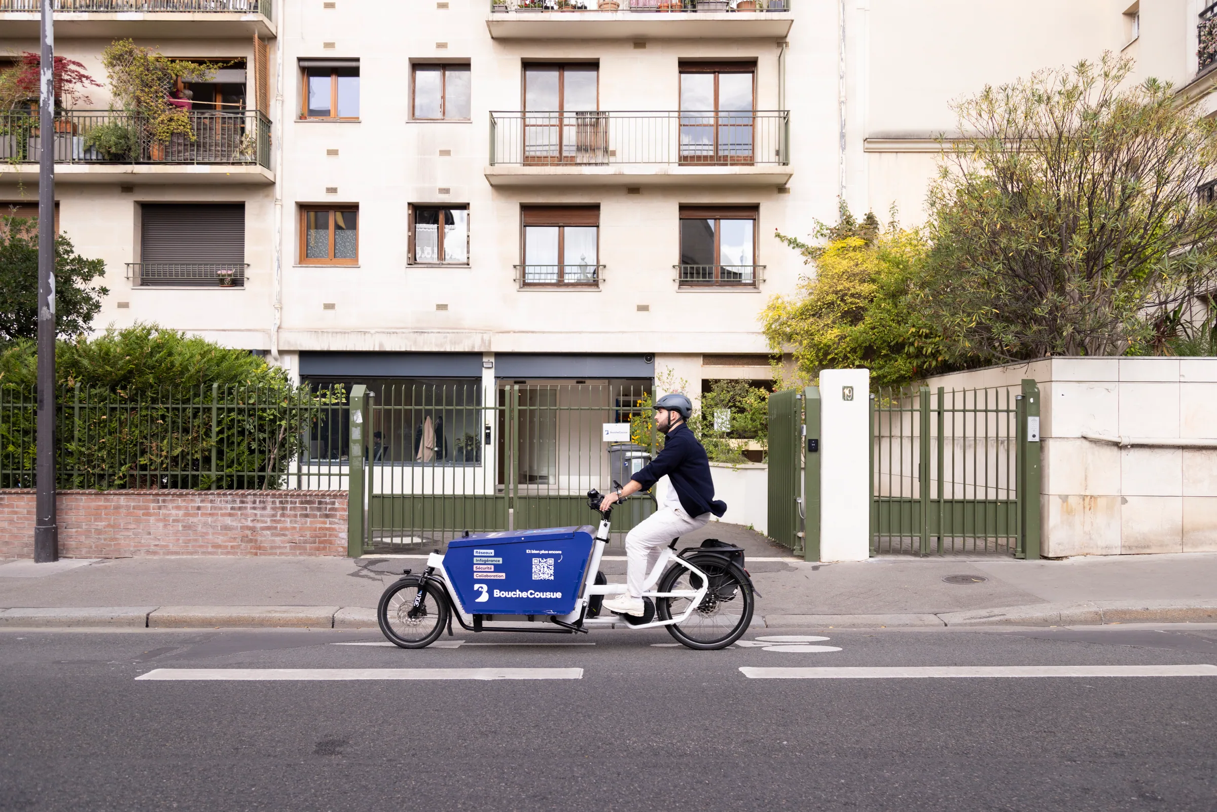 Vélo cargo BoucheCousue en déplacement dans Paris