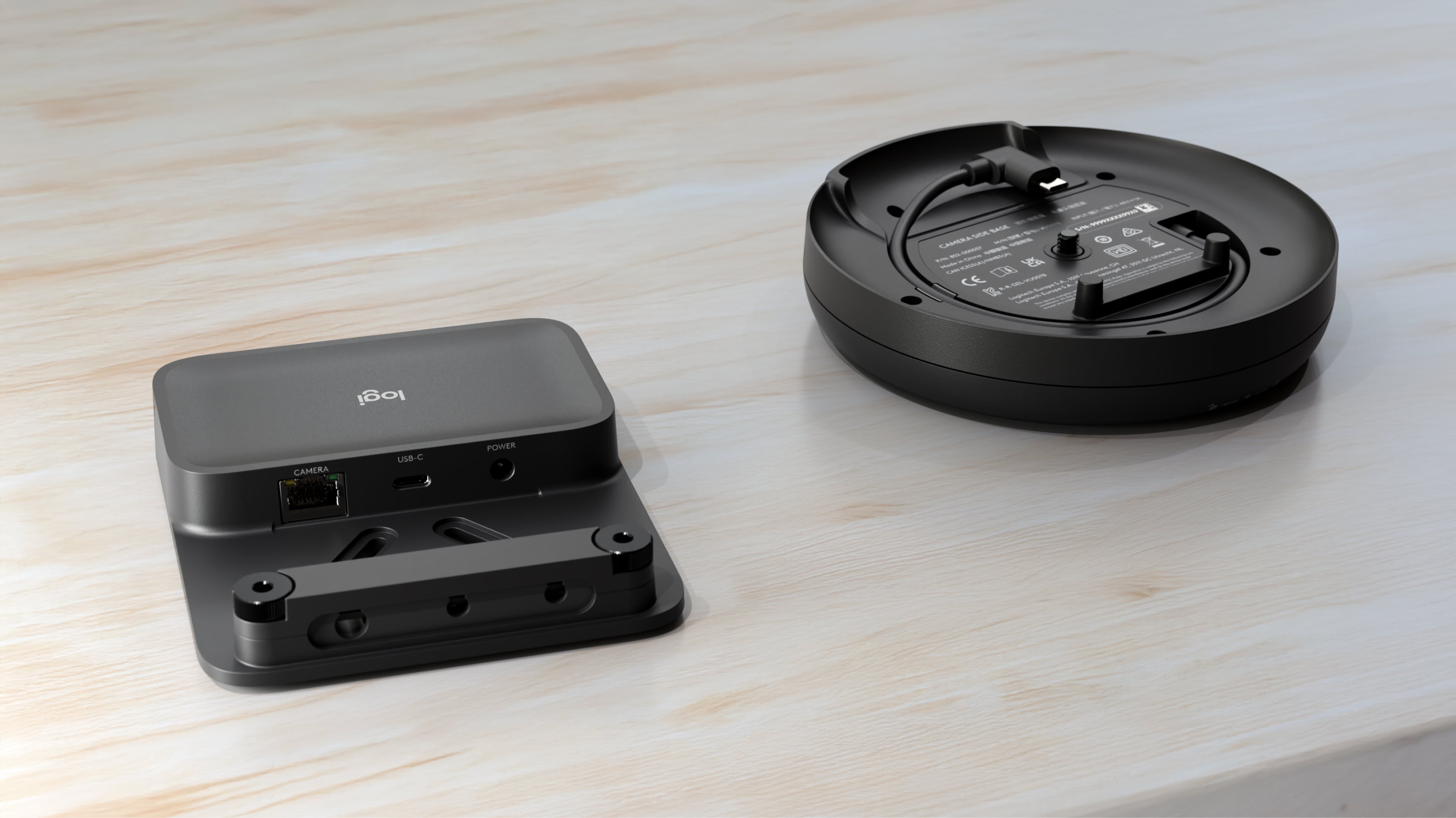 Gros plan sur les ports CAMERA RJ45, USB-C et POWER du boîtier de contrôle, à côté de la base circulaire de la caméra.