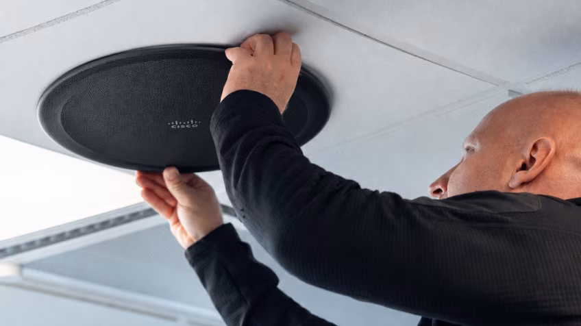 Installation simplifiée d’une enceinte Cisco Ceiling Speaker Pro via un câble Ethernet