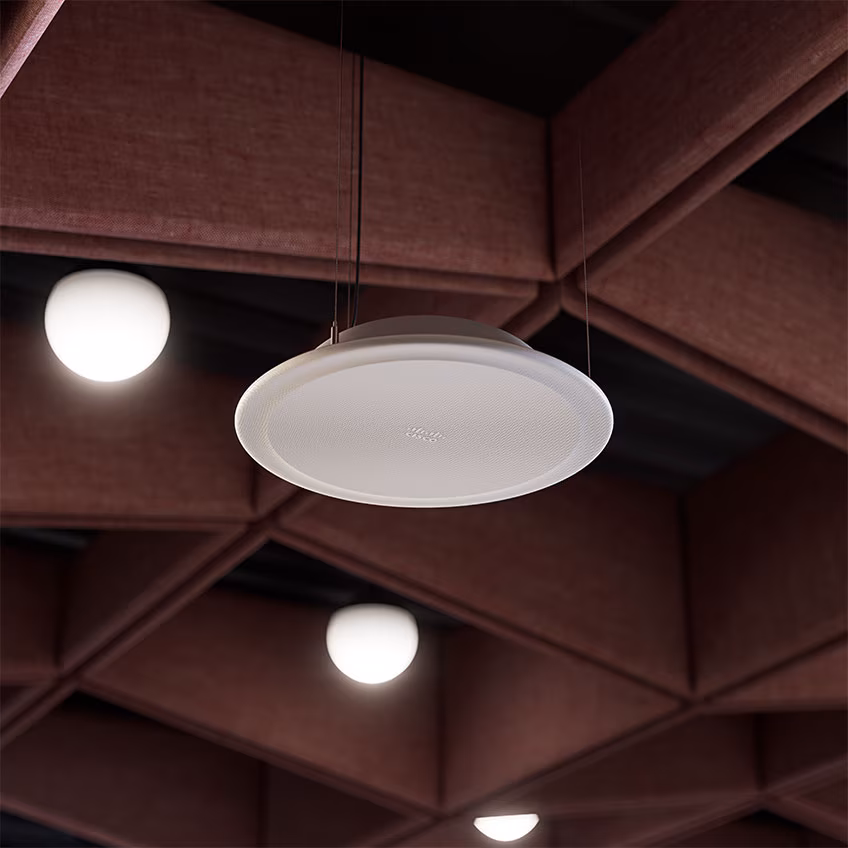 Cisco Ceiling Speaker Pro suspendue par trois filins