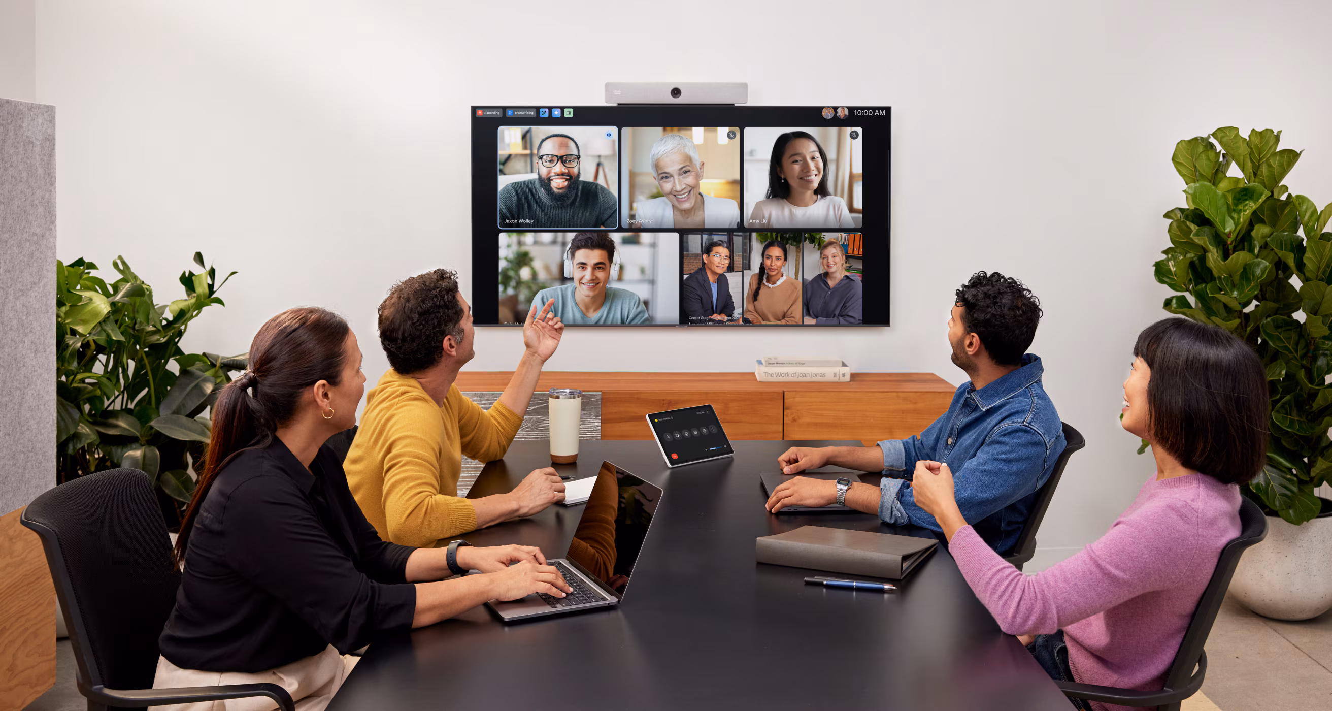 Salle de réunion équipée d’un système Cisco affichant une réunion Google Meet sur l’écran principal.