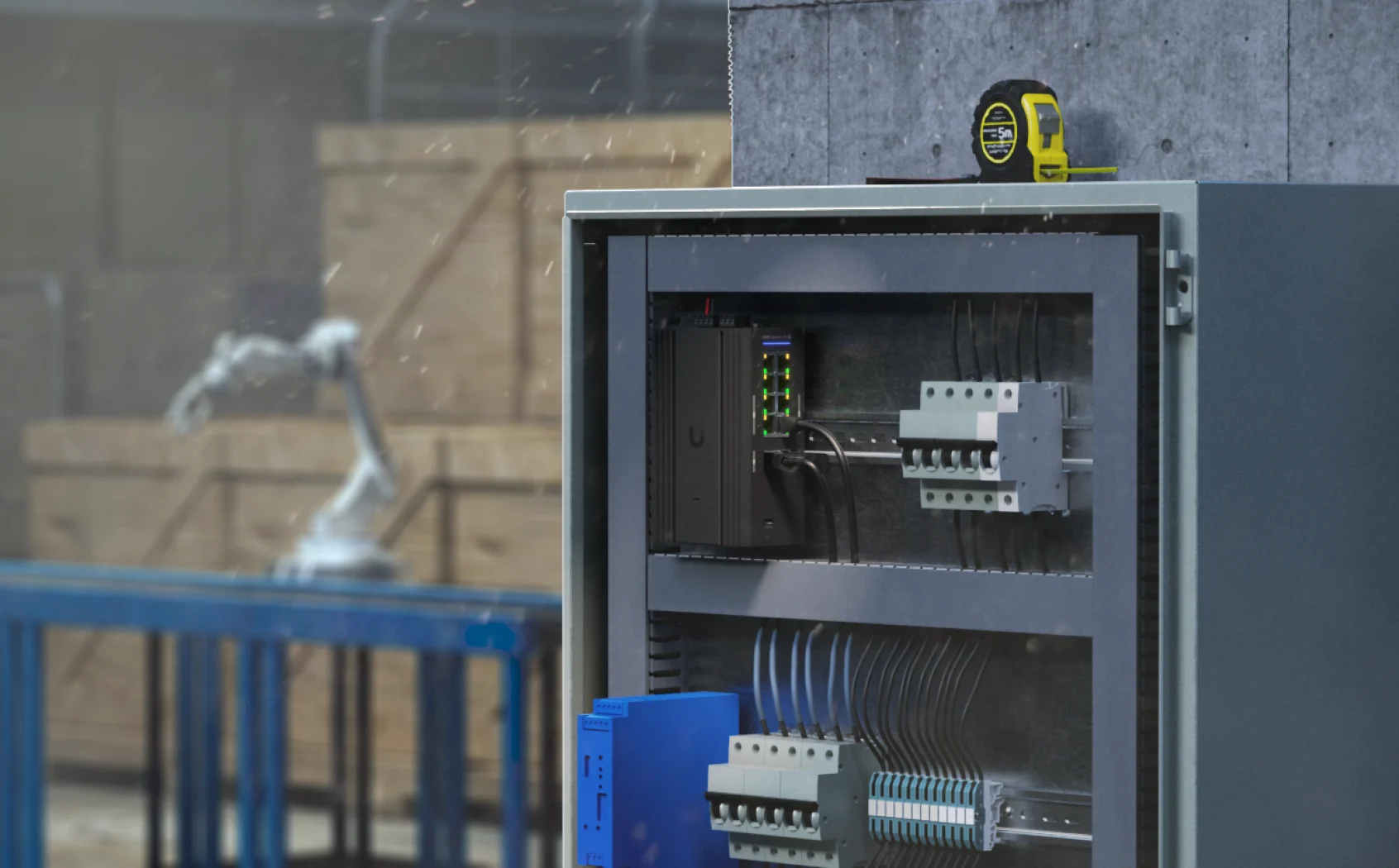 Switch UniFi Industrial DIN installé sur rail DIN dans une armoire technique industrielle.
