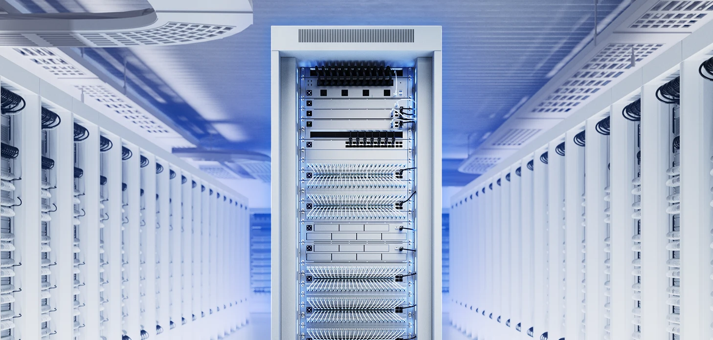 Équipements réseau UniFi installés dans une baie technique.