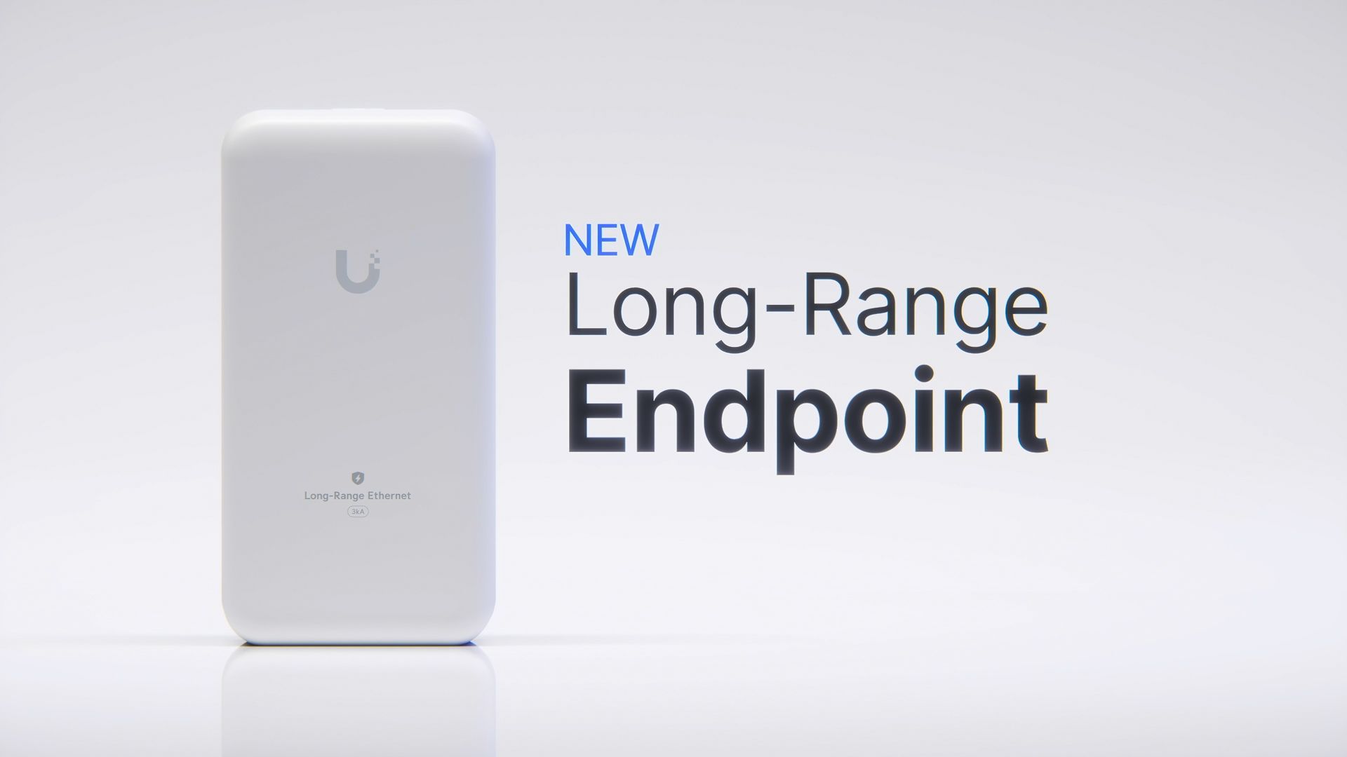 Boîtier blanc UniFi Long-Range Endpoint destiné à être installé près de l’appareil distant.
