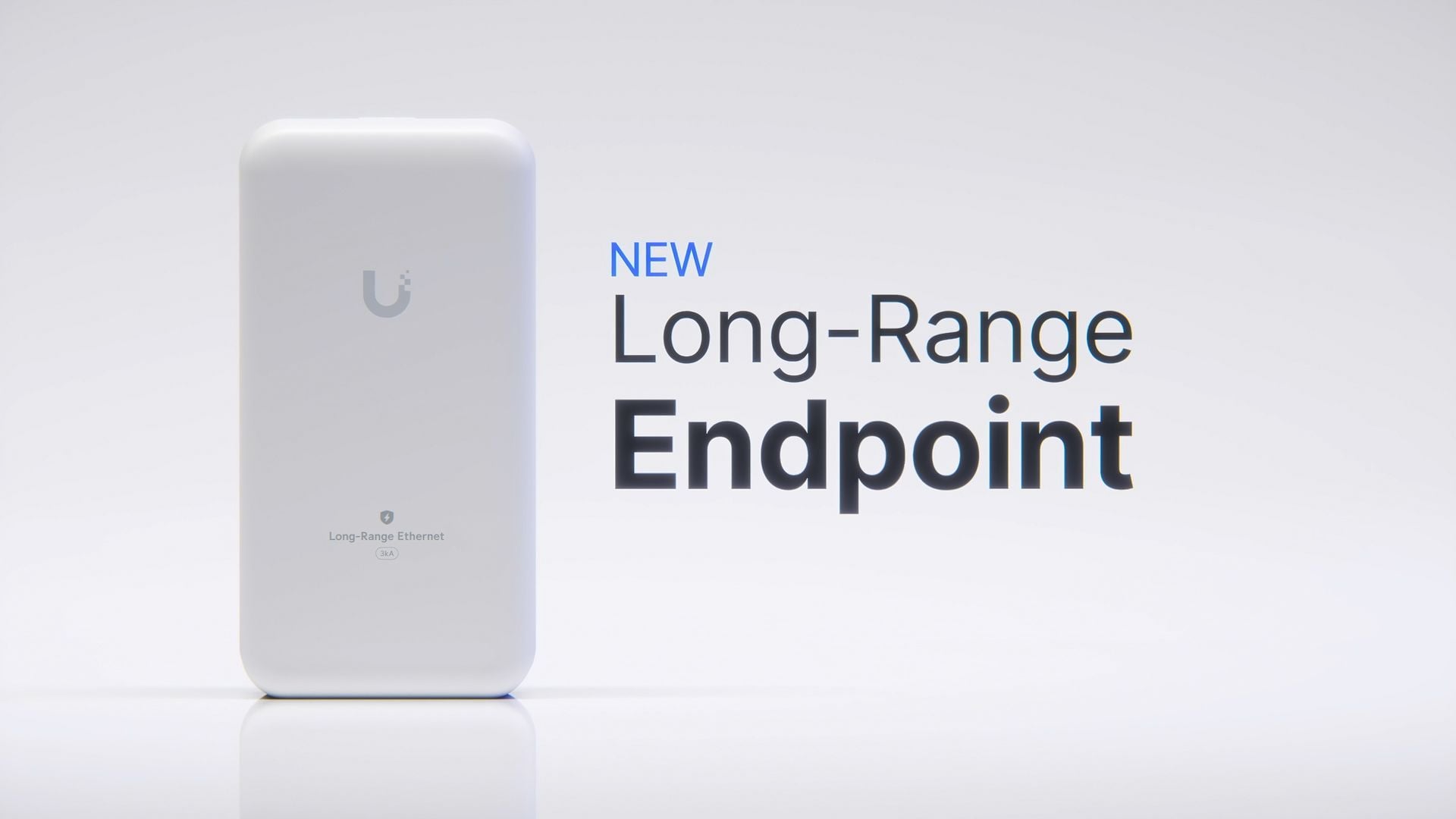 Boîtier blanc UniFi Long-Range Endpoint destiné à être installé près de l’appareil distant.