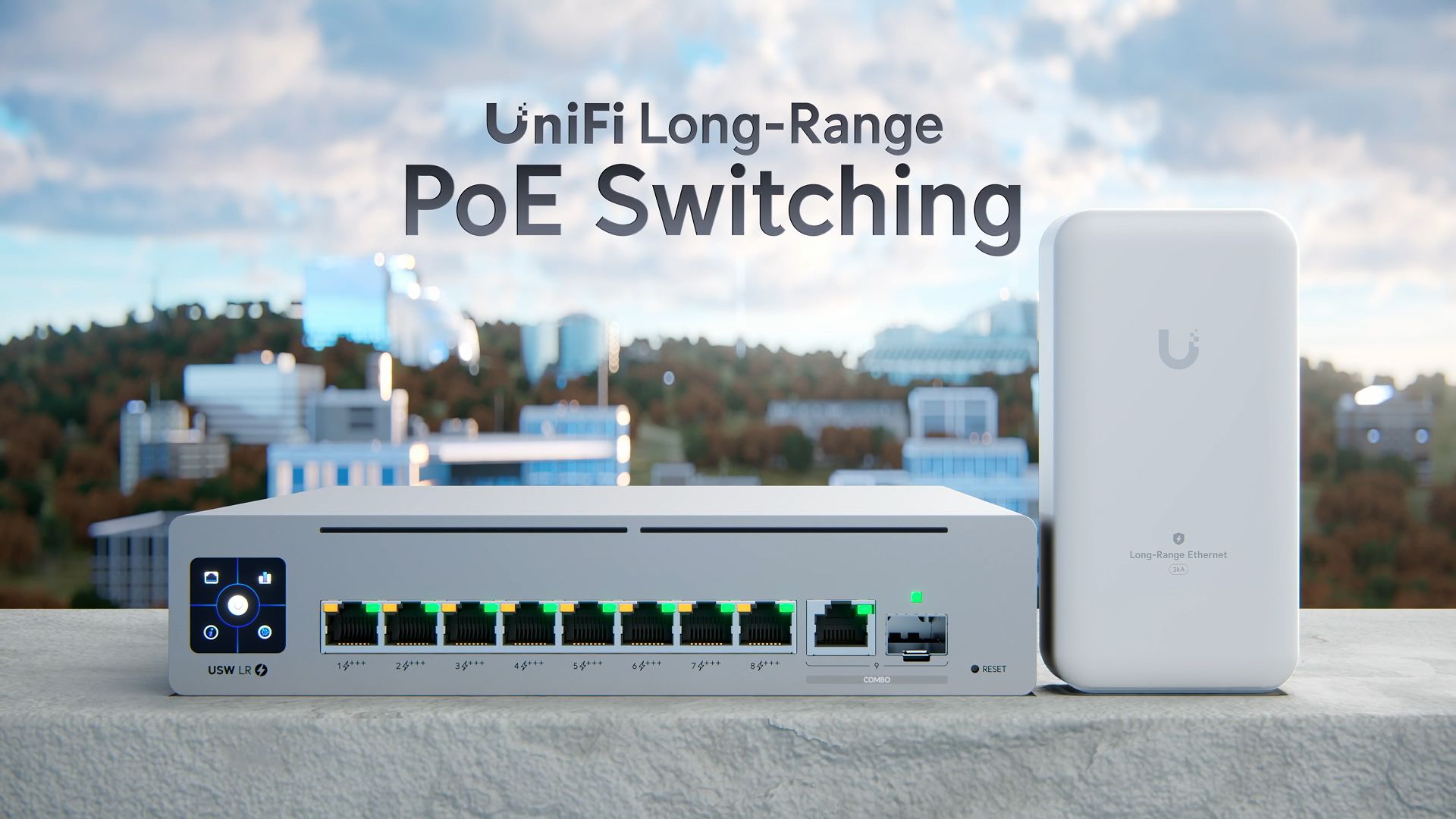 Switch UniFi Long-Range PoE à huit ports placé à côté de son endpoint extérieur.