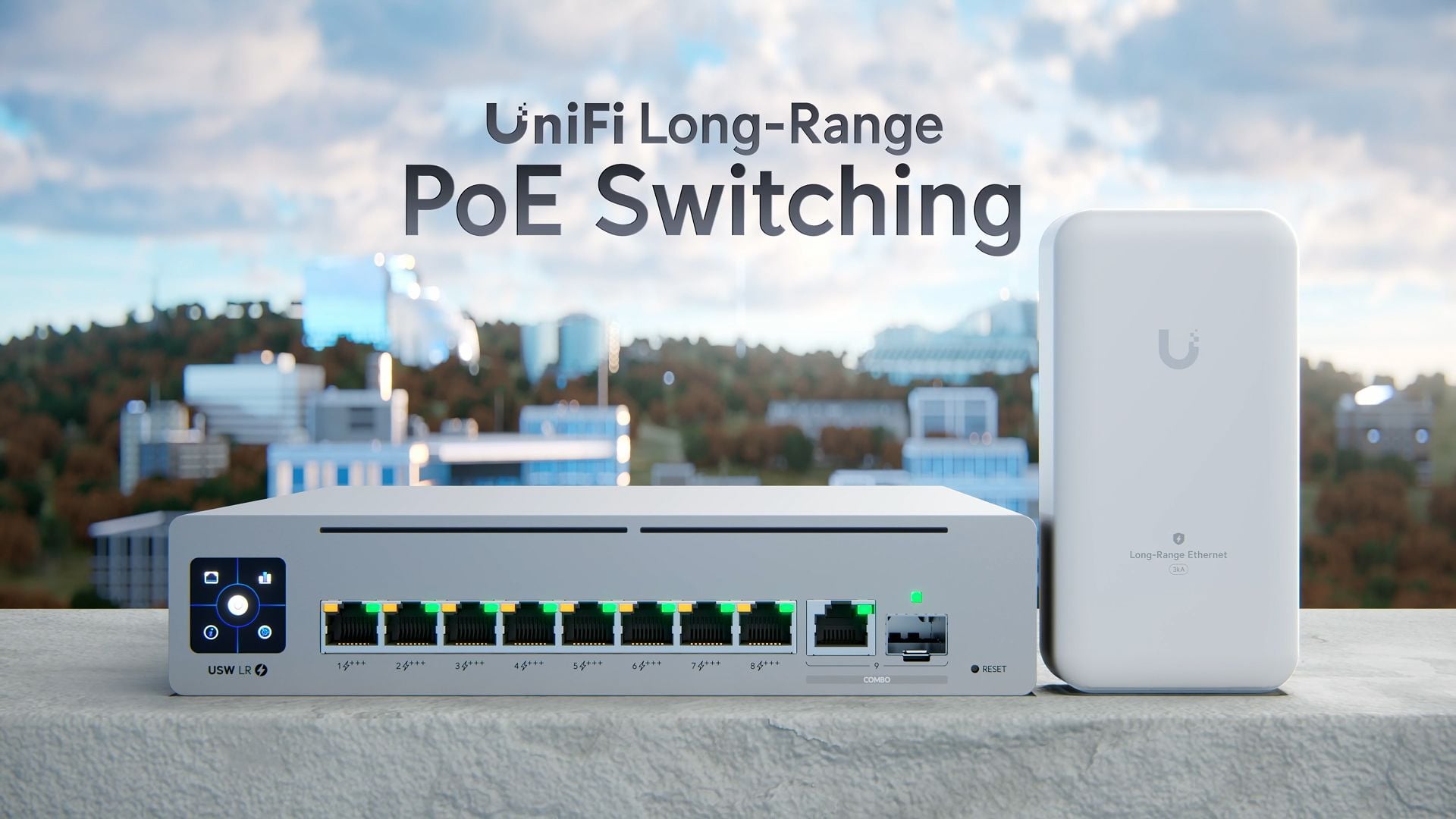 Switch UniFi Long-Range PoE à huit ports placé à côté de son endpoint extérieur.
