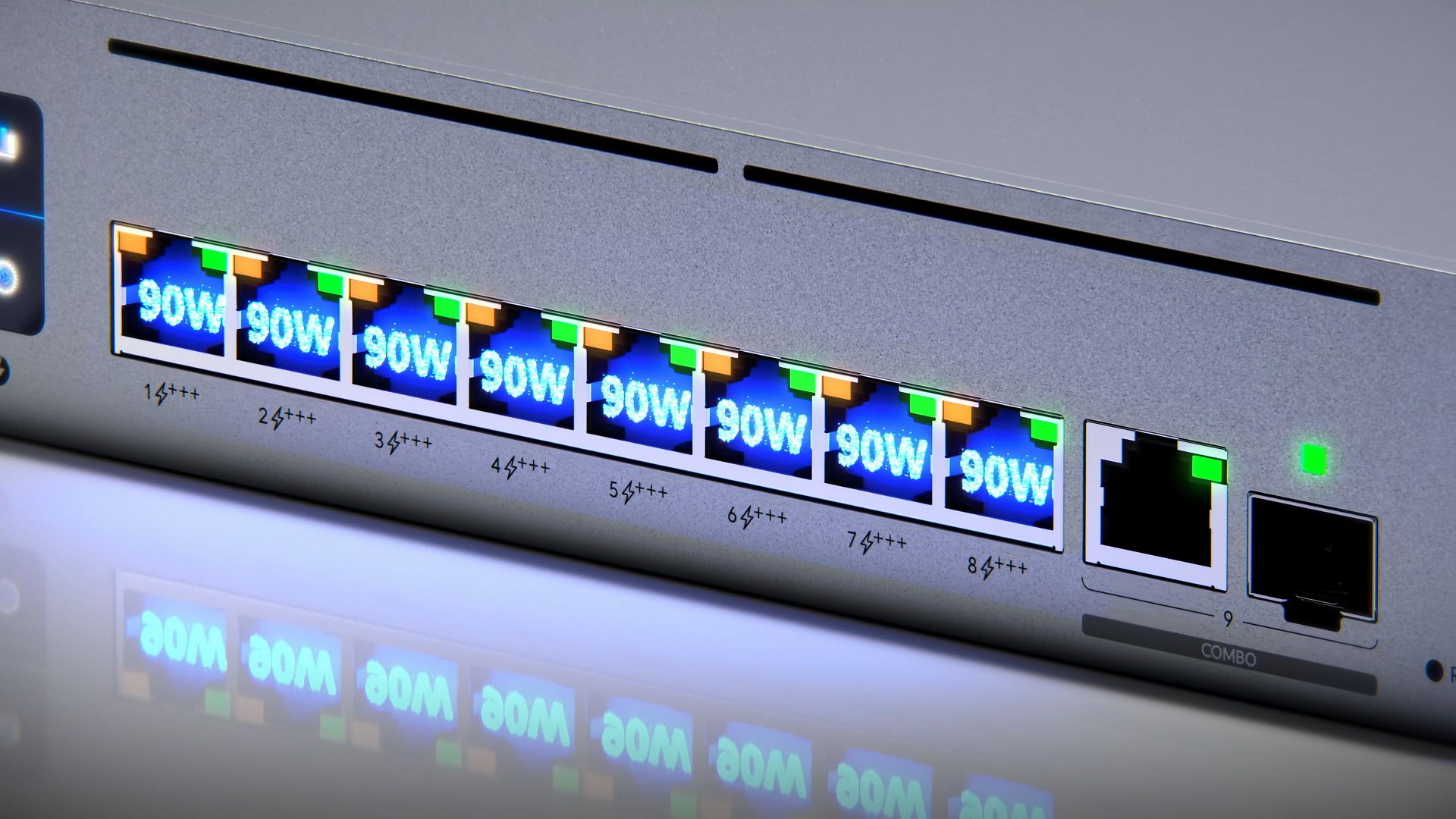 Gros plan sur les huit ports RJ45 PoE+++ du switch UniFi Long-Range, chacun marqué 90 W.