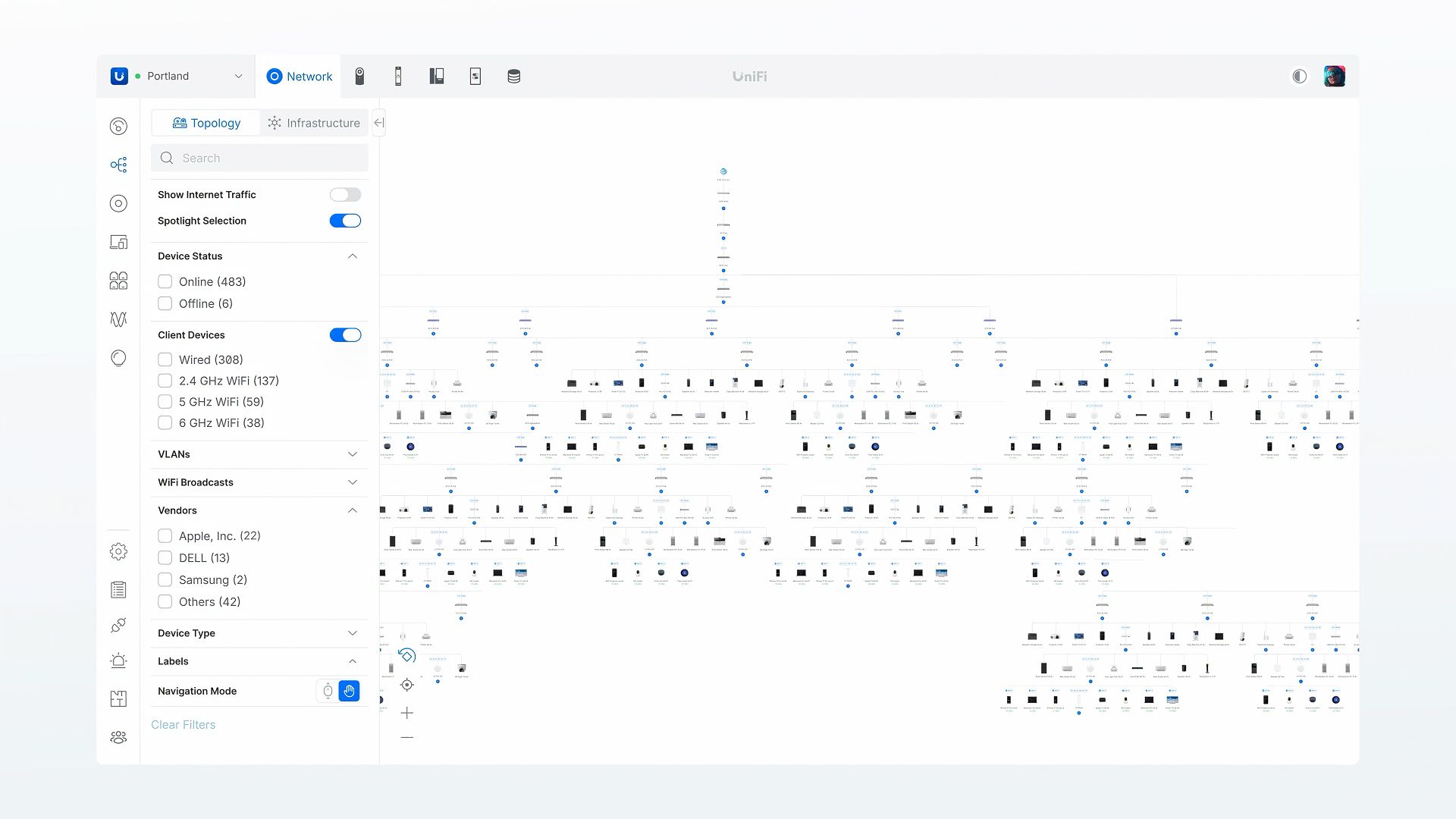 Grande topologie UniFi Network 11 affichant plusieurs centaines de clients et des filtres par état, type de connexion, VLAN et constructeur
