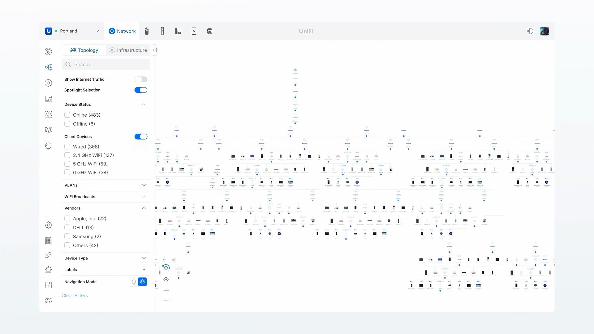 Grande topologie UniFi Network 11 affichant plusieurs centaines de clients et des filtres par état, type de connexion, VLAN et constructeur