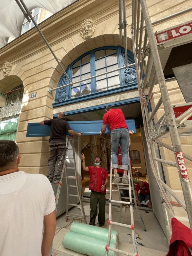 Installation des éléments de la porte du 25