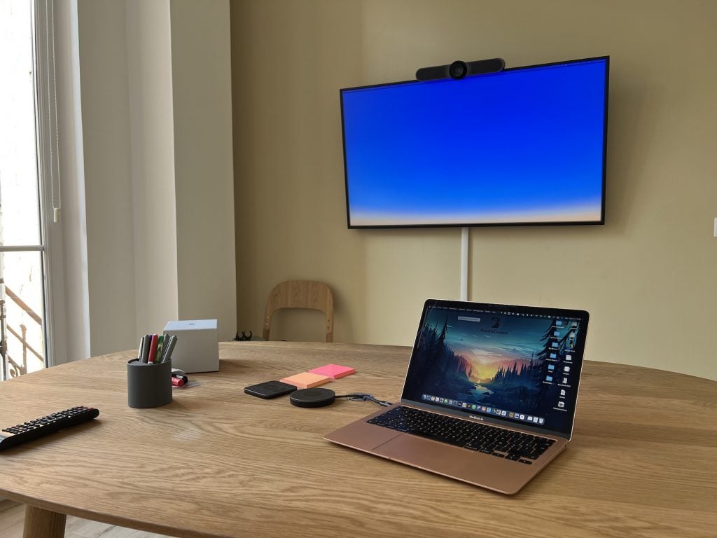 Nous nous appuyons sur des solutions de moniteurs professionnels Samsung & de barres de visioconférence Logitech pour délivrer ces salles.